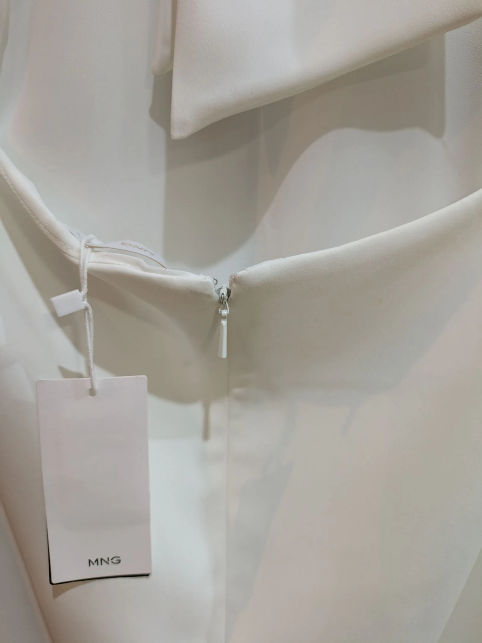 Vestido Corto Minimalista de Cuello Halter en Blanco Marfil talla L de Mango  – photo 7